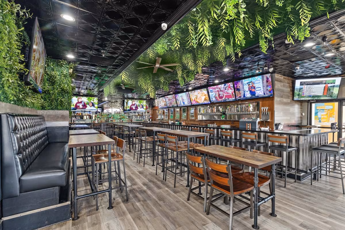 Henry's Bar & Grill